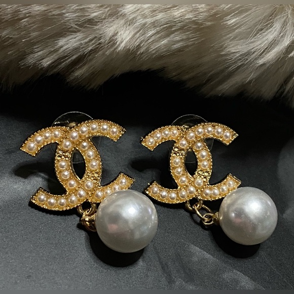 The Unbranded Brand Jewelry - Gold and Pearl Earrings
